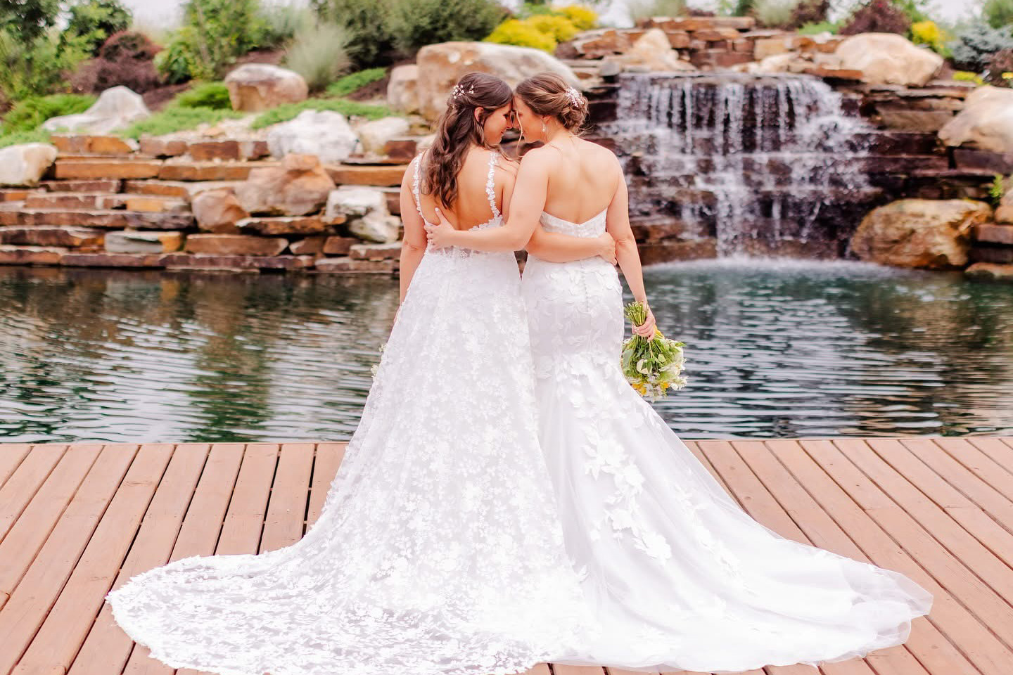 IMG_6176 Newlywed couple kissing in green ceremony space with chairs, rocks, and water feature in the background at Retreat 21 near Columbus, Ohio
