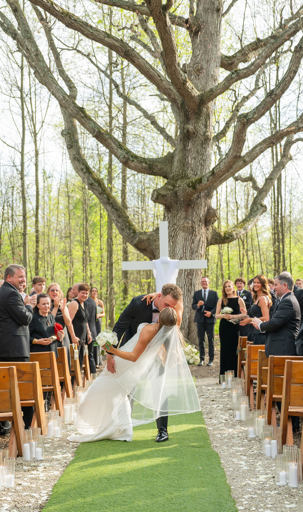 Mr&MrsRogersPhoto3778 An elegant Retreat 21 Friday Wedding outside under the oak tree